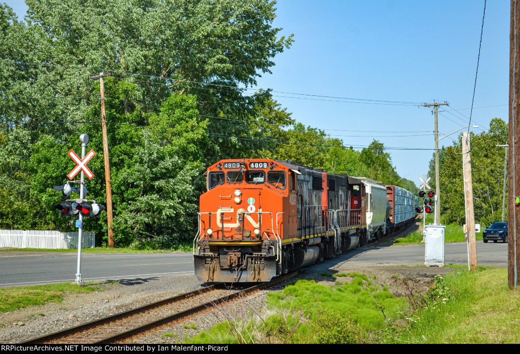 4809 leads CN 564 at Richardsville